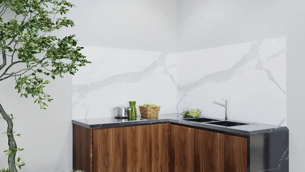 Bếp ngoài sân – tủ dưới gỗ óc chó chữ L, mặt bàn đá đen, ốp lưng marble trắng, cây xanh tự nhiên trồng sát bên tạo không gian nấu nướng ngoài trời lý tưởng