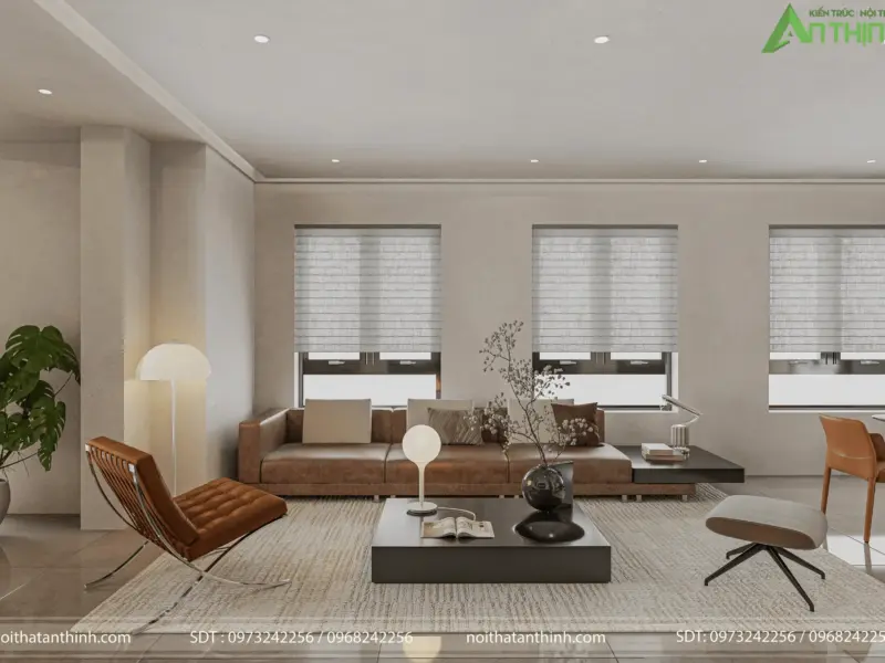 Phòng khách nhìn từ góc cửa sổ – sofa da bò nâu cognac kết hợp ghế Barcelona kinh điển, thảm kem mềm mại, đèn sàn hình cầu trắng tạo không khí ấm áp