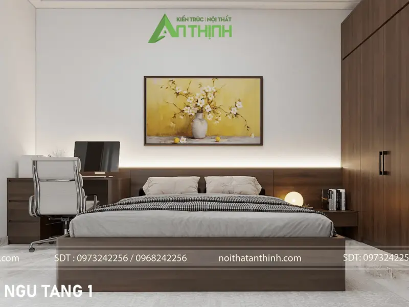 Phòng ngủ tầng 1 – giường gỗ óc chó đầu giường LED viền ẩn, bàn làm việc tích hợp bên trái, tranh sơn dầu hoa mai vàng làm điểm nhấn ấm áp