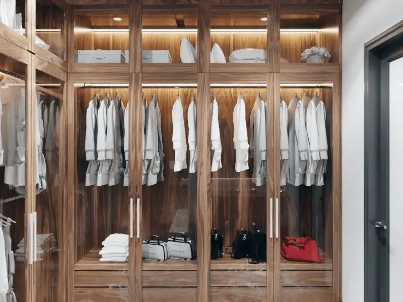Walk-in closet master toàn cảnh – tủ 4 cánh gỗ óc chó kính mờ LED nội thất, hệ treo quần áo phân tầng, thảm lông xám sang trọng